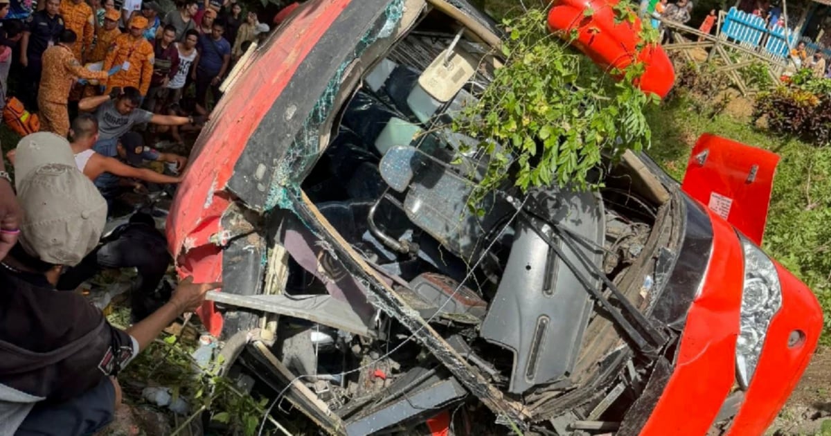 2 dead, 27 injured as student bus plunges into ravine in Philippines