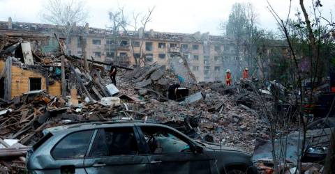 Russia Missiles Strike Kyiv, Trump Criticizes Zelensky on Peace Deal