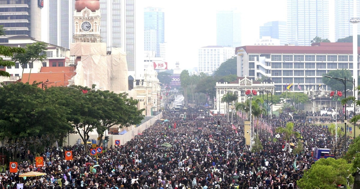 Anwar thanks security personnel on duty at rally, reaffirms commitment to democratic freedoms