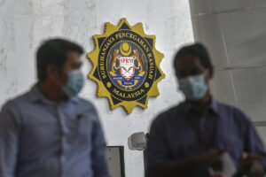 Contractor pleads not guilty to RM50k false document charges