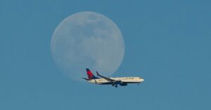 Delta passenger jet in near-miss with US B-52 bomber