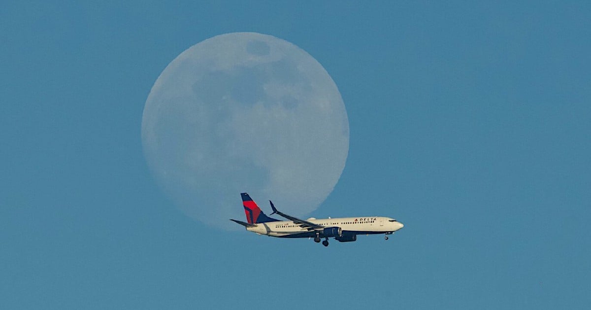 Delta passenger jet in near-miss with US B-52 bomber