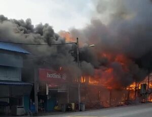 Deretan 14 kedai berusia 100 tahun musnah terbakar di Simpang Bekoh