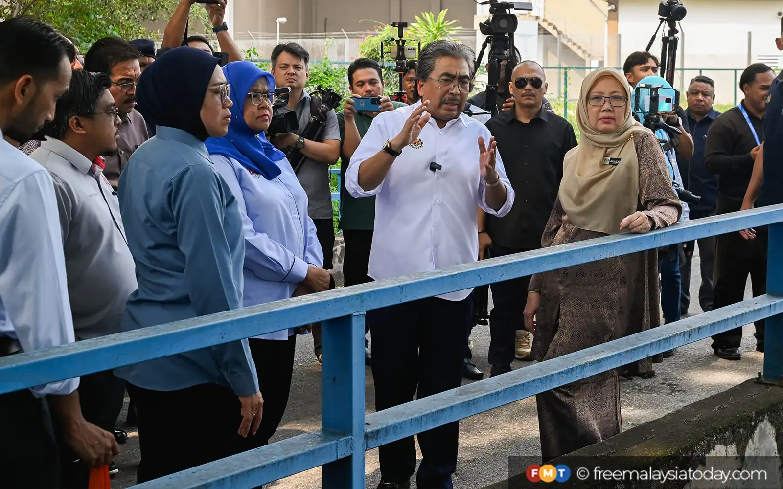 Cover Image for Johari calls for review of plastic waste import system