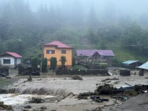 Floods in Romania kill three, hundreds evacuated