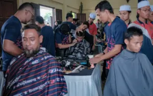 Cover Image for Villagers weave giant Jalur Gemilang with mengkuang leaves