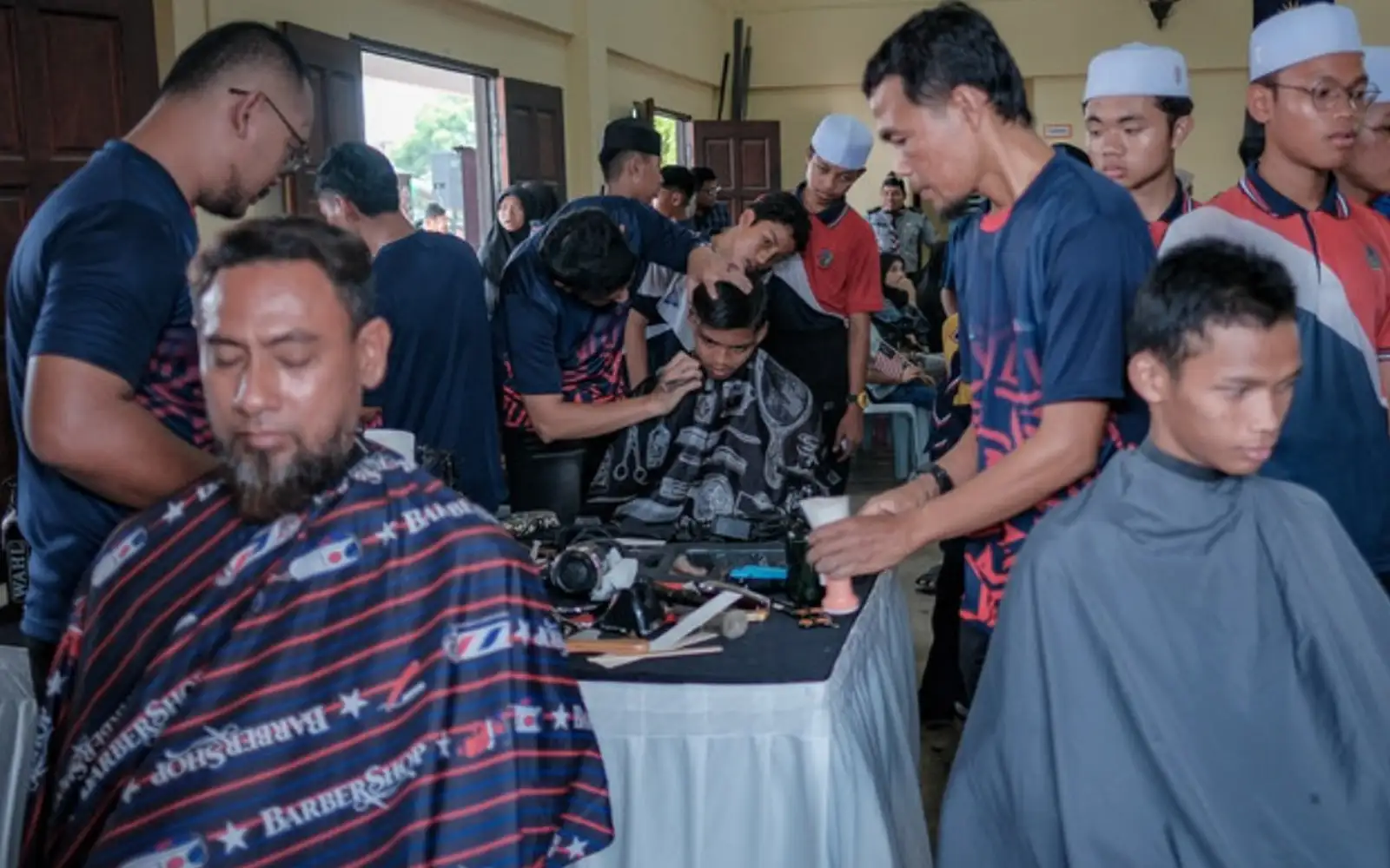 Cover Image for Villagers weave giant Jalur Gemilang with mengkuang leaves
