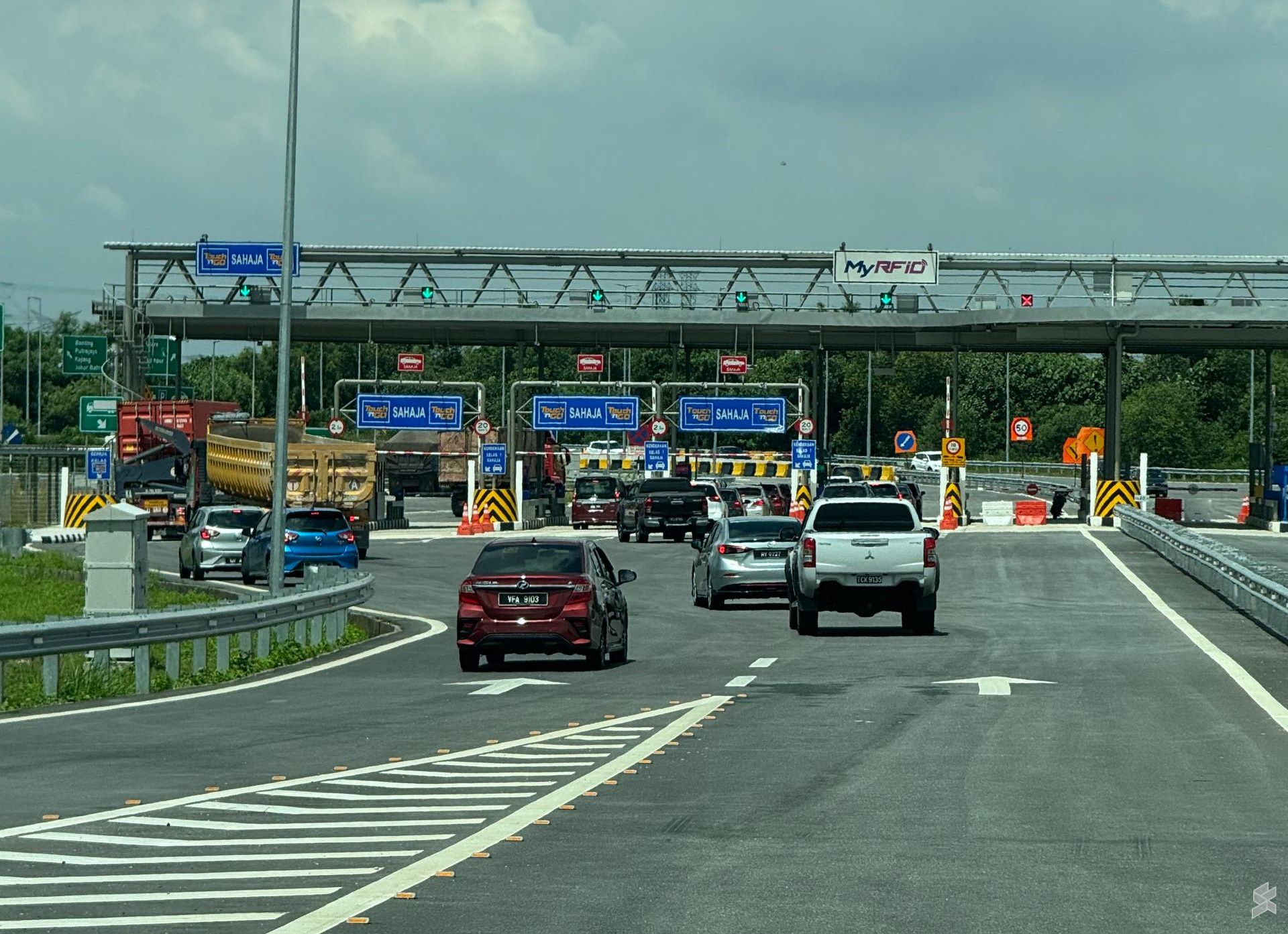 Govt to address 50km of mobile 'dead zones' on major highways