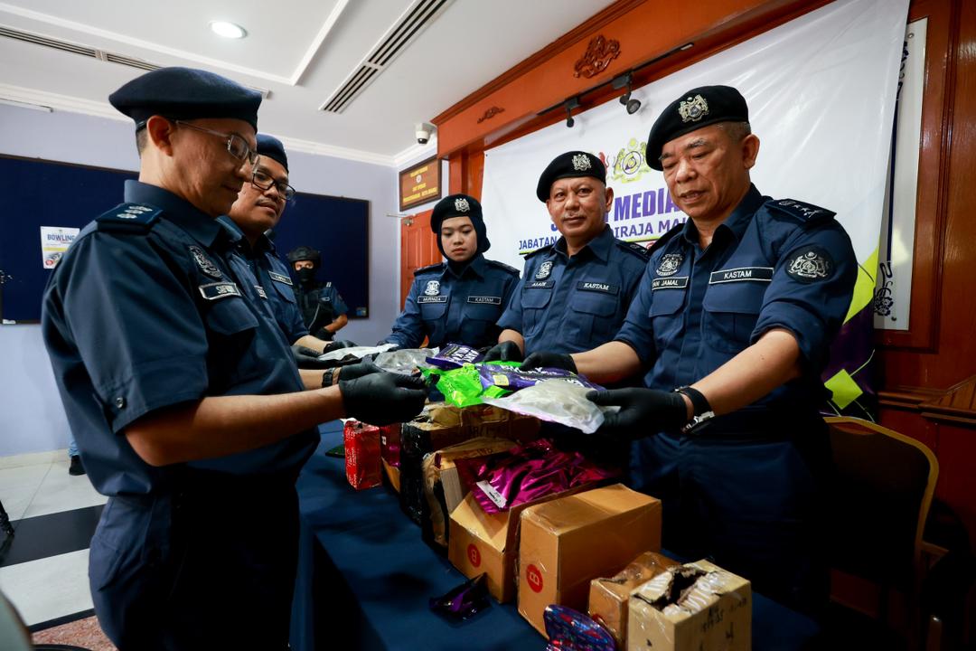 Guna kurier, sorok dadah dalam bungkusan coklat