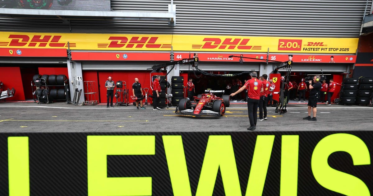 Hamilton holds hands up after 'unacceptable' qualifying