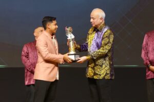 Izzat Shameer, Sin Li Jane dinobat Olahragawan, Olahragawati Perak