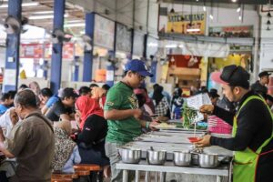Japanese YouTuber surprised by Malaysian office makan culture
