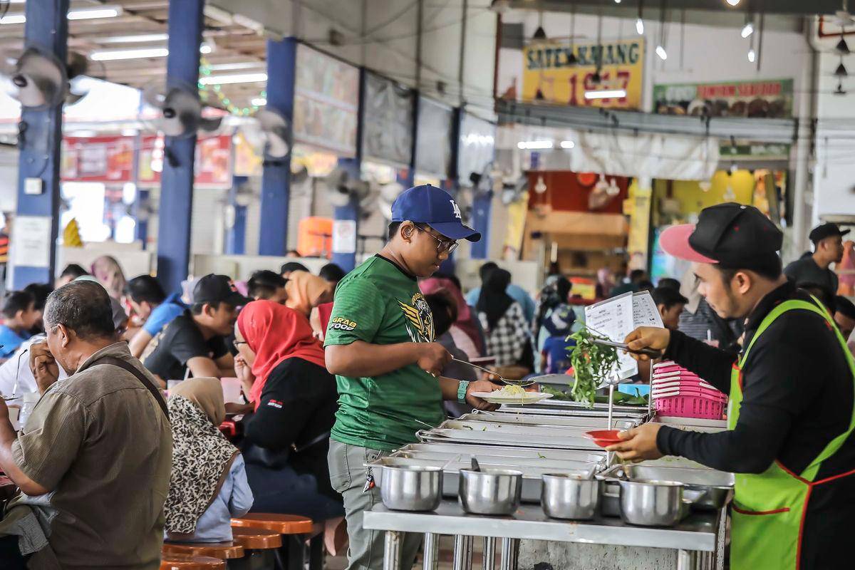 Japanese YouTuber surprised by Malaysian office makan culture