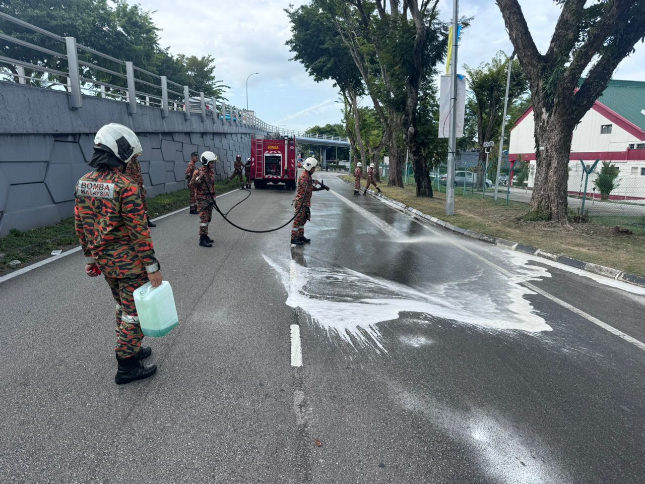 Kenderaan terbabas gara-gara tumpahan minyak diesel