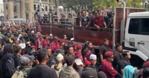 Large crowds begin marching to Dataran Merdeka