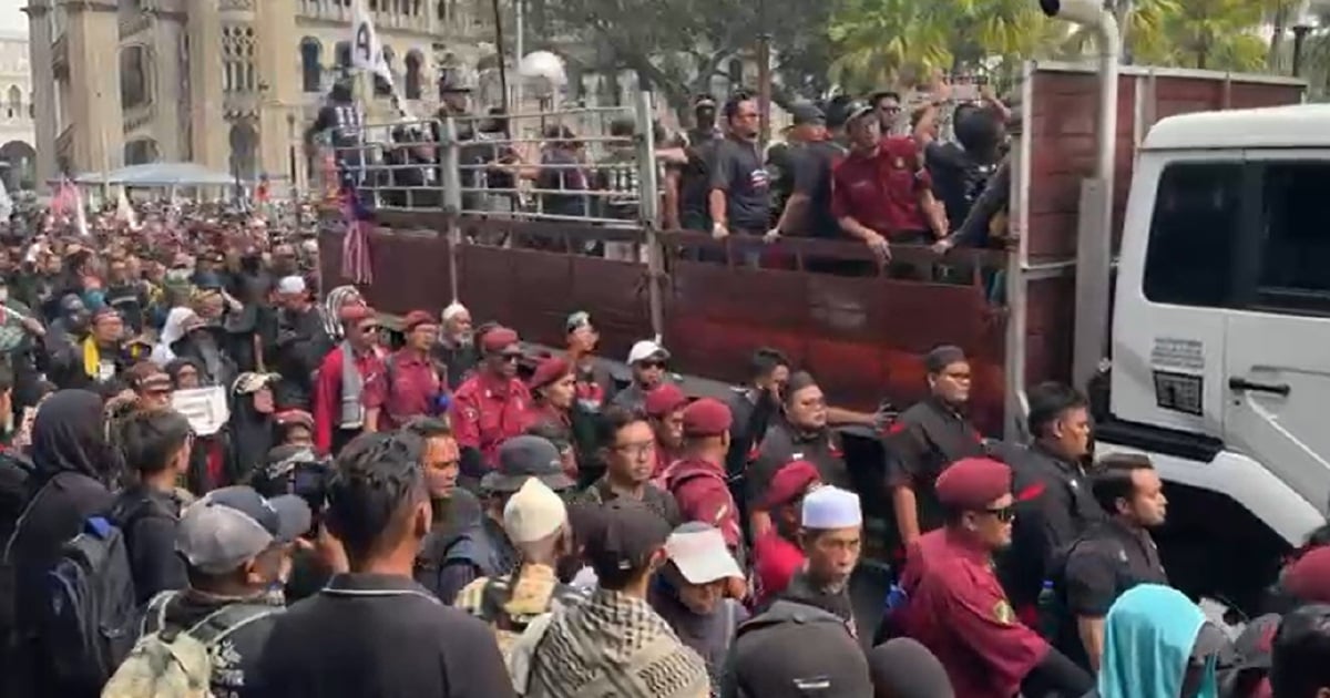 Large crowds begin marching to Dataran Merdeka