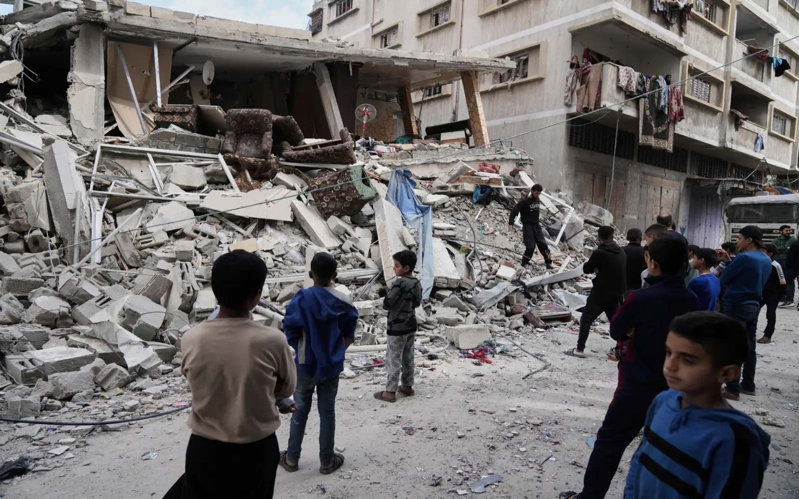 Cover Image for Trump says many starving in Gaza, vows to set up food centres