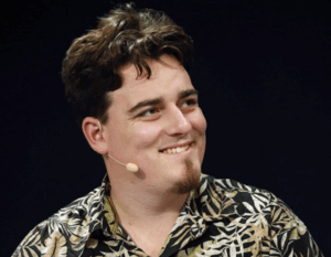 Palmer Luckey Mahu Membangunkan Dan Menjual Komputer Keluaran Amerika Syarikat