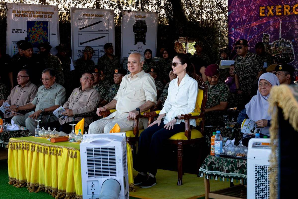 Sultan Nazrin graces LEMBING SAKTI 2025 military exercise