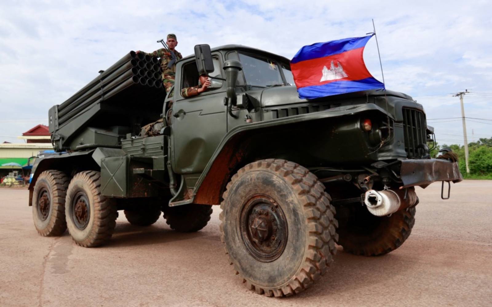 Cover Image for Thailand sends F-16 jet as border clash with Cambodian forces escalates