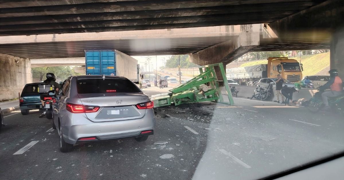 Two injured as trailer cargo hits flyover beam