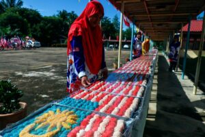 10,000 onde-onde balls form giant Jalur Gemilang for National Day