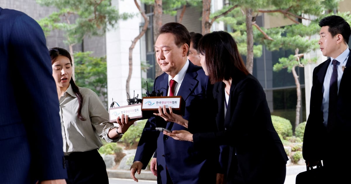 12,000 citizens seek compensation from ex-presidential couple over martial law