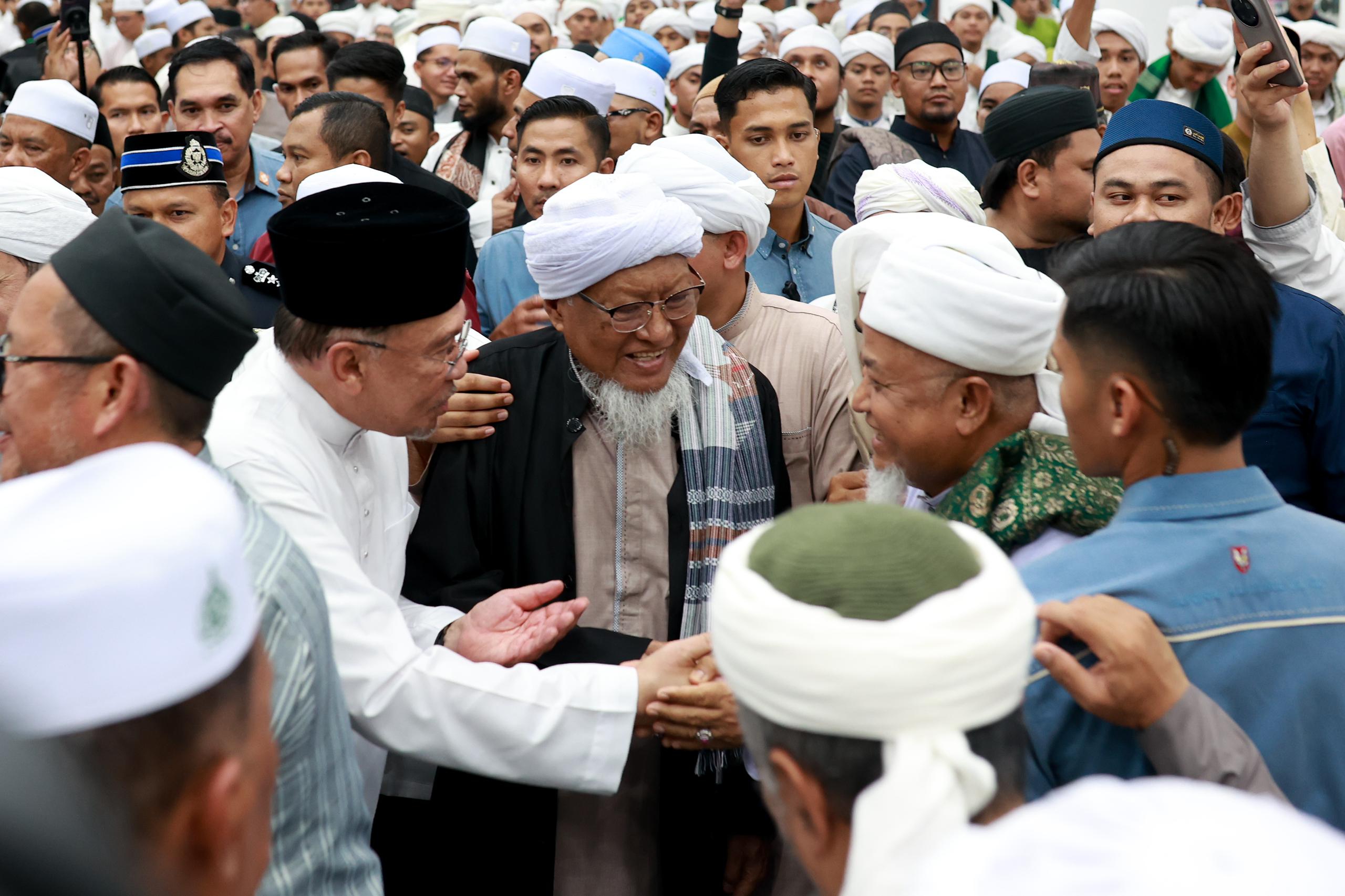 Anwar umum bantuan RM2.1 untuk Pusat Pengajian Pondok YIK