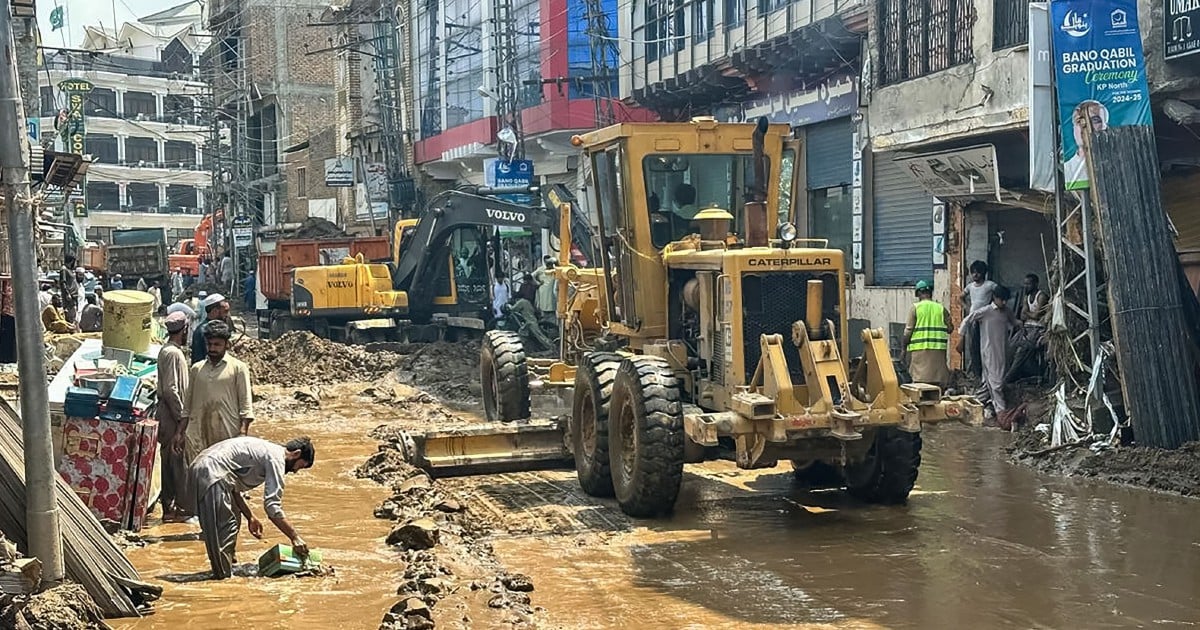 Pakistan rescuers recover bodies after monsoon rains kill 320