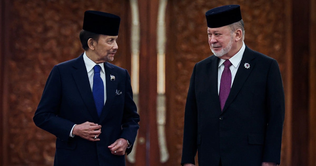 Sultan of Brunei accorded state welcome at Istana Negara