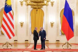 Agong diberikan sambutan negara di Russia