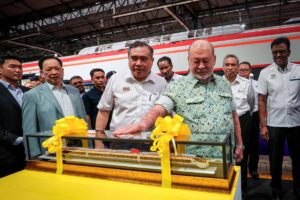 Agong rasmi ETS3 laluan selatan, pandu tren dari KL ke Kluang