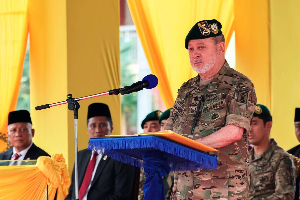 Agong tegur pemakaian beret, lencana kehormat tanpa kelayakan