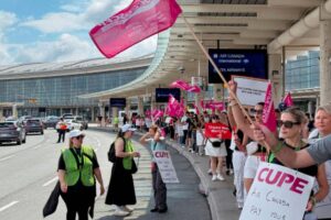 Air Canada and union in talks as strike continues