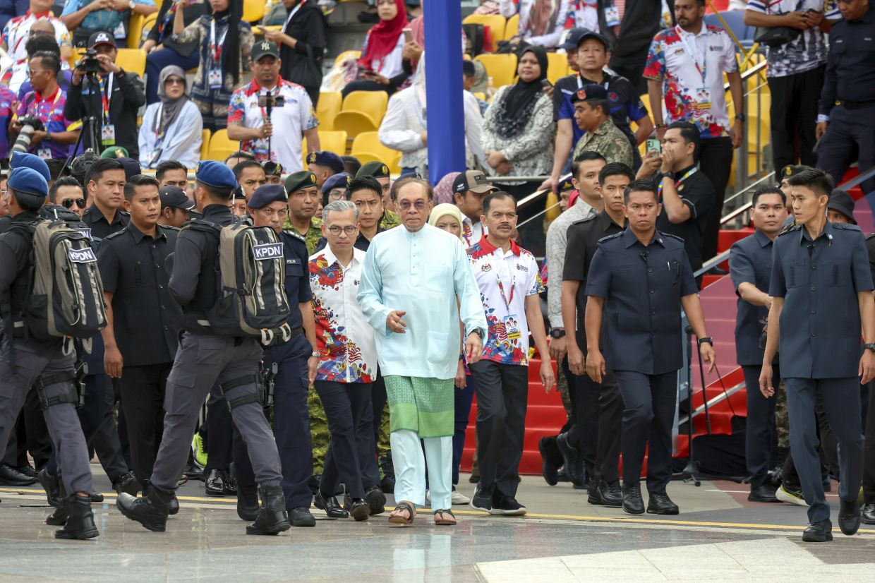 Anwar attends National Day rehearsal
