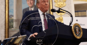 Apple Menghadiahkan Arca Yang Diperbuat Daripada Emas Dan Kaca Gorilla Glass Untuk Donald Trump