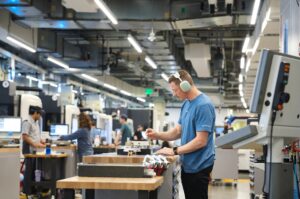 Apple labur RM423b di AS bina komponen iPhone, elak tarif cip