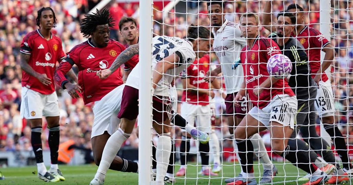 Arsenal capitalise on keeper error to secure 1-0 win at Man Utd