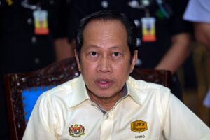 Authorities must fix potholes reported via MyJalan app in 24 hours, says Ahmad Maslan
