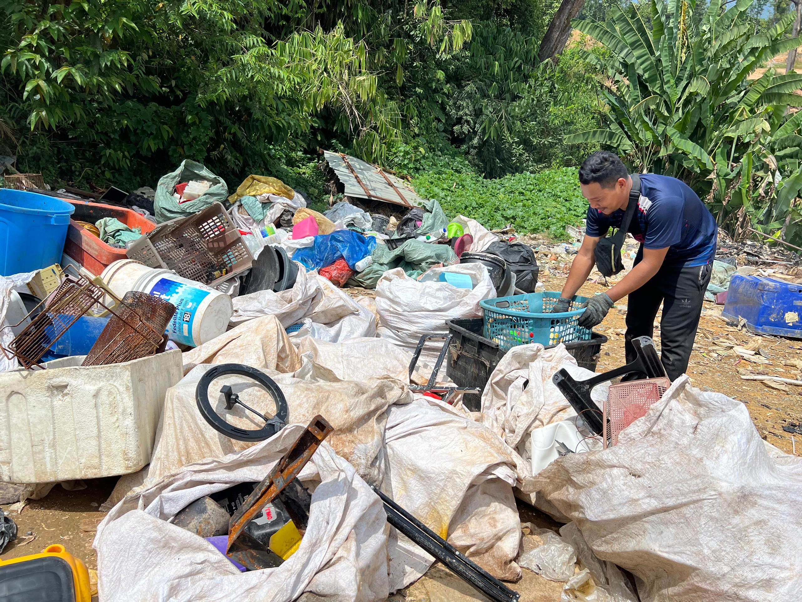 Bapa sanggup cari sampah demi keluarga