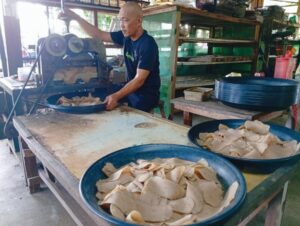 Bekalan ikan semakin sukar, pengusaha keropok keping terjejas