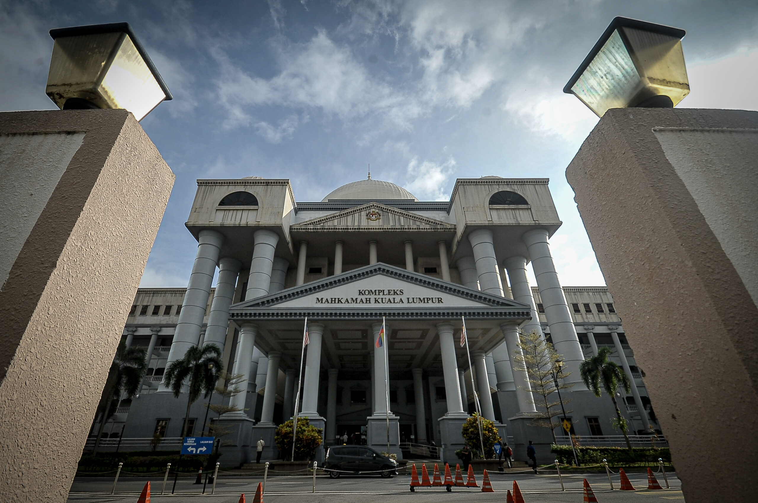 Bekas pengarah urusan syarikat didakwa salah guna kedudukan