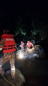 Bomba selamatkan lima pelajar terperangkap kejadian kepala air