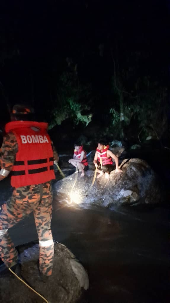 Bomba selamatkan lima pelajar terperangkap kejadian kepala air