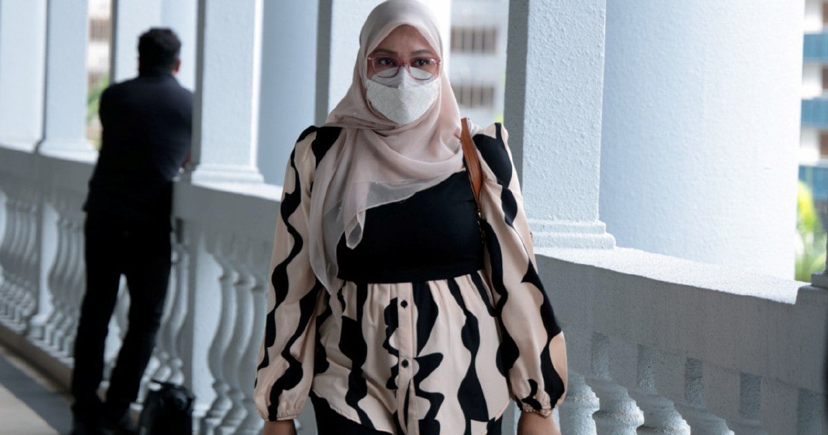 Civil servant claims trial to gold bracelet bribery charge