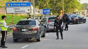 Cops issue 57 summonses in traffic ops at Second Link Crossing