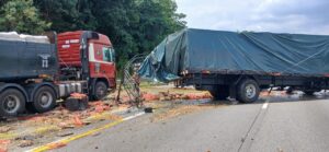 Dua maut dalam kemalangan tiga lori di Slim River