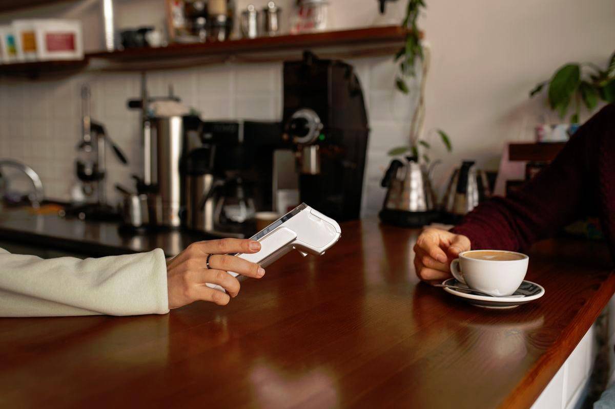 Elderly couple denied coffee at cashless cafe, netizens ask: “Why NOT BOTH?”