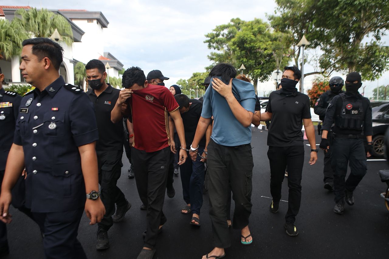 Empat penjenayah dituduh bunuh polis