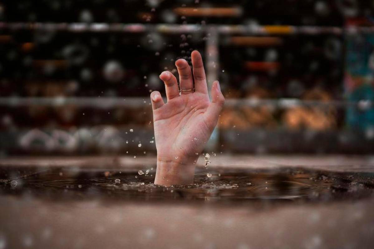 Father feared drowned after rescuing son in Tanah Merah river